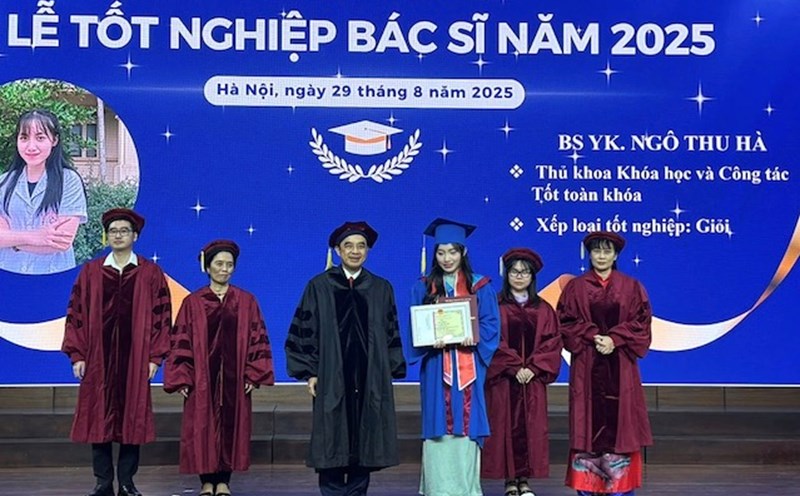 Professor Nguyen Huu Tu - Principal of Hanoi Medical University awarded the graduation certificate to valedictorian Ngo Thu Ha. Photo: Thanh Huyen