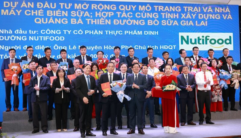 Dai dien Nutifood nhan hoa cua lanh dao tinh Quang Nam tai Hoi nghi Xuc tien dau tu tinh Gia Lai. Anh: Nutifood