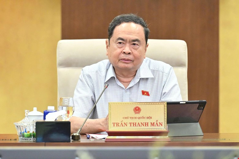 Politburo member and National Assembly Chairman Tran Thanh Man, on behalf of the National Assembly Standing Committee, signed and issued Resolution 96/2025/UBTVQH15 on adjusting the 2025 legislative program. Photo: Quochoi.vn