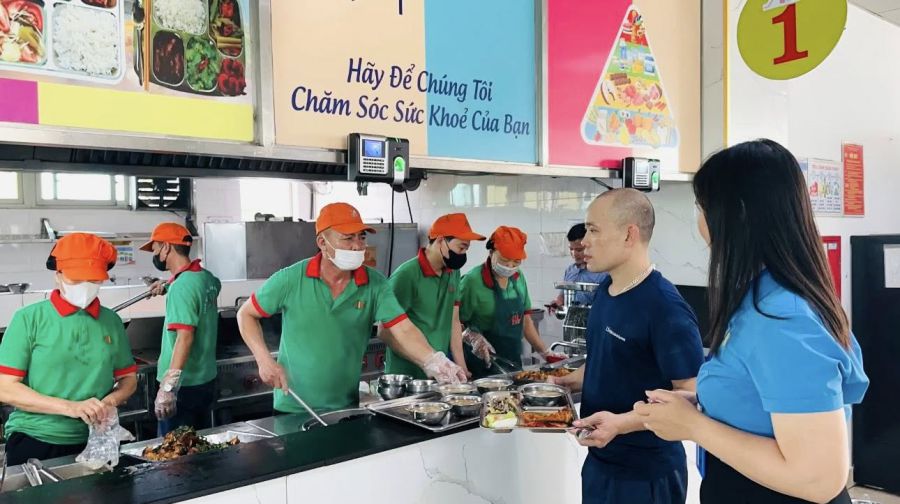 LS 비나 주식회사 전선 및 시스템 회사 노동자 520명의 노동조합 점심 식사. 사진: 탄프엉