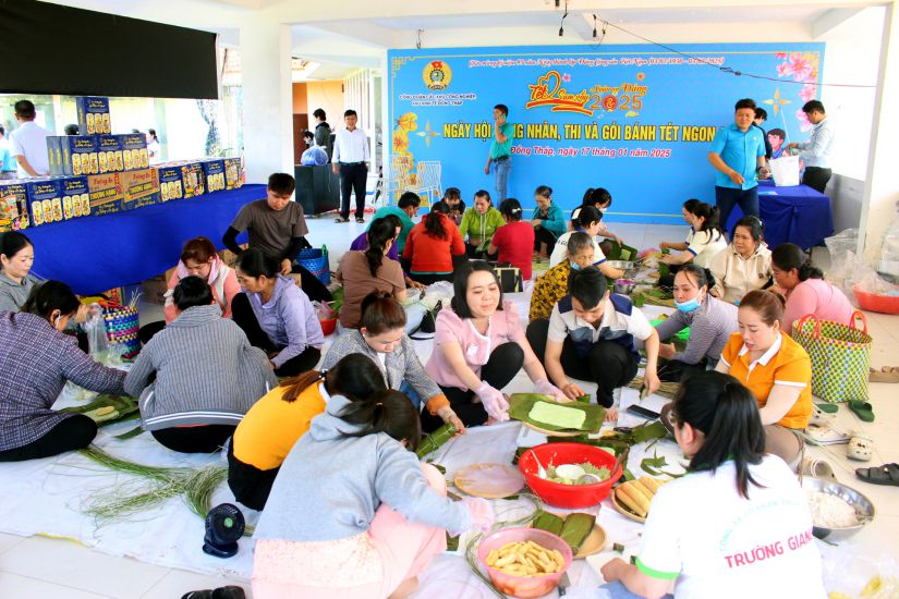 Sa Dec 산업 단지에서 열린 맛있는 banh tet 포장 대회. 사진: Thanh Mai