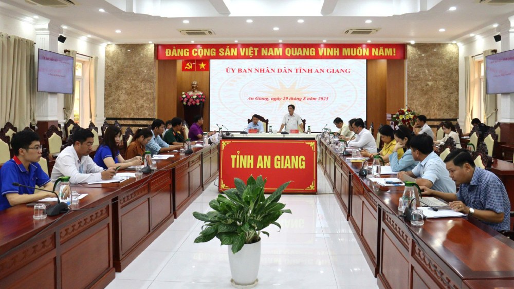 안장성은 수도 하노이에서 국경일 80주년 기념식에 170명의 공로자와 정책 대상 가정을 참석시켰습니다. 사진: Ngoc Mai