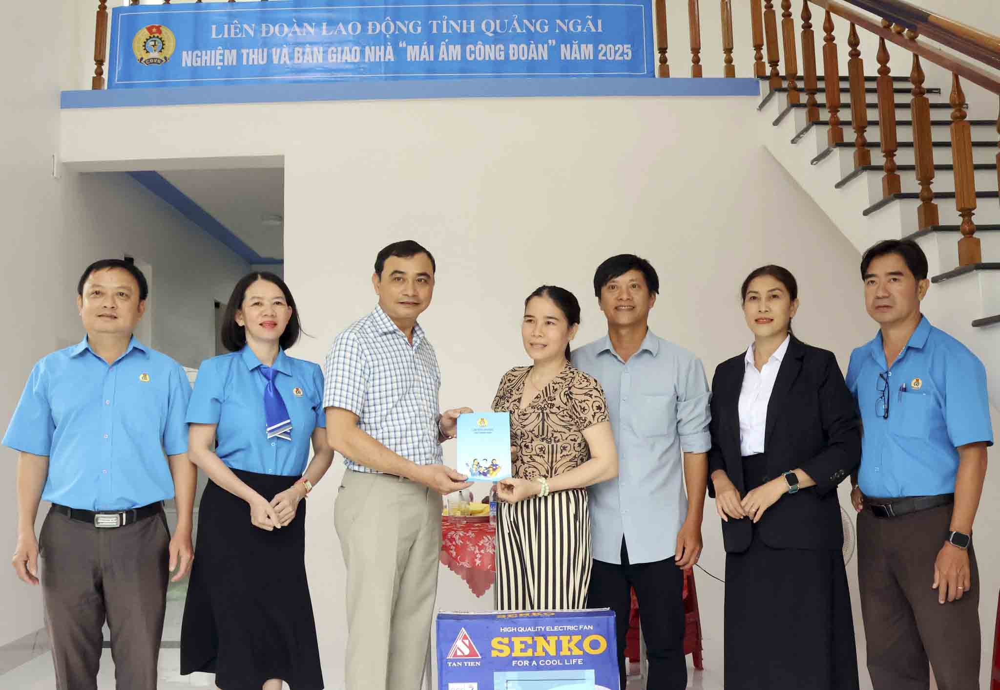 지방 노동 연맹 지도부가 인도된 버스 검수식에서 Ngo Thi Sen 씨 가족에게 선물을 증정합니다. 1955 노동조합의 따뜻한 집 사진: Quang Ngai 노동조합