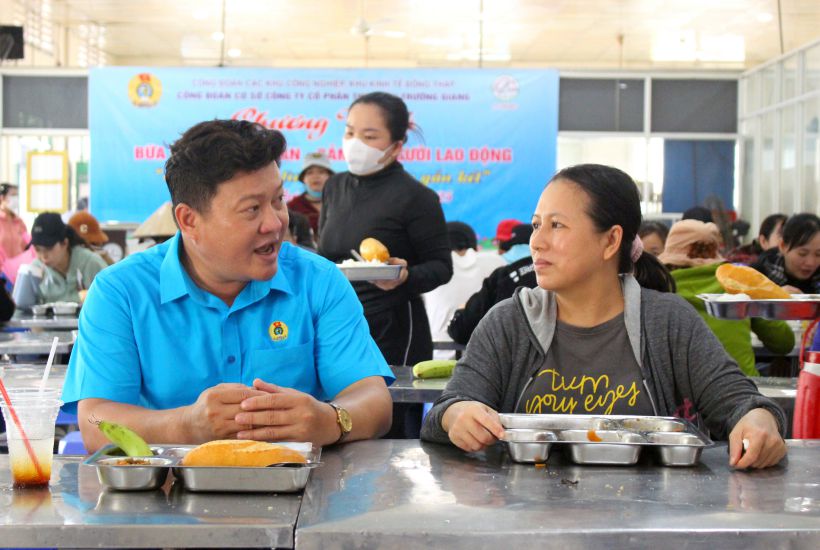 Nguyen Thanh Nhan 씨가 2025년 5월 Truong Giang 수산 주식회사에서 주최한 노동조합 점심 식사에서 조합원을 방문하고 있습니다. 사진: Luc Tung