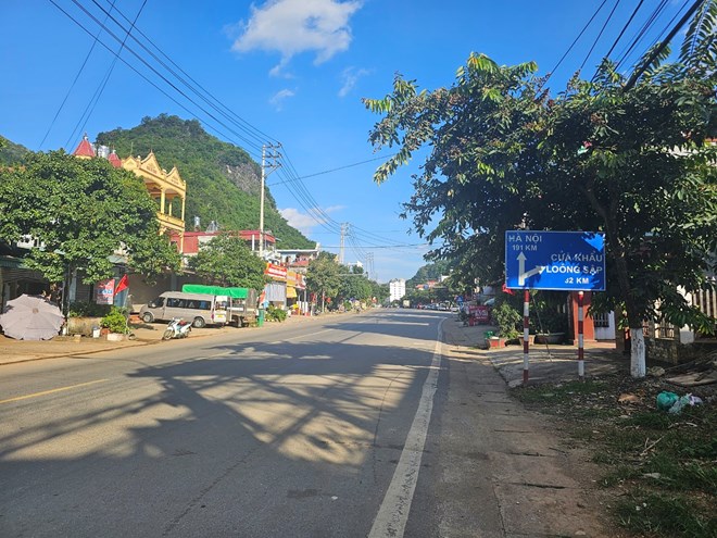 Son La limita los vehiculos en la Carretera Nacional 6 para servir a la Semana Cultural y Turistica de Moc Chau 2025. Foto: Minh Nguyen
