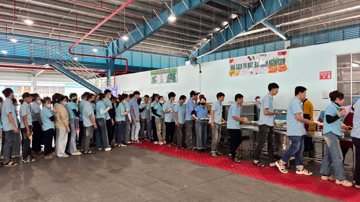 Cong nhan, lao dong den gio an trua. Anh: Duy Tuan