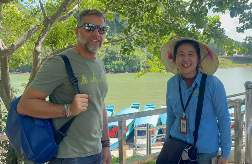 영어 수업은 Phong Nha - Ke Bang의 사진작가들이 외국인 관광객과 소통하는 과정에서 자신감을 갖도록 돕습니다. 사진: Cong Sang