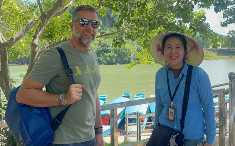 English classes help photographers in Phong Nha - Ke Bang feel more confident in communicating with foreign tourists. Photo: Cong Sang