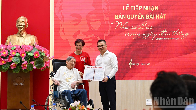 編集者-in -chief le Quoc Minhは、ミュージシャンの家族からミュージシャンのPham Tuyenが録音した曲を受け取りました。写真：タン・ダット