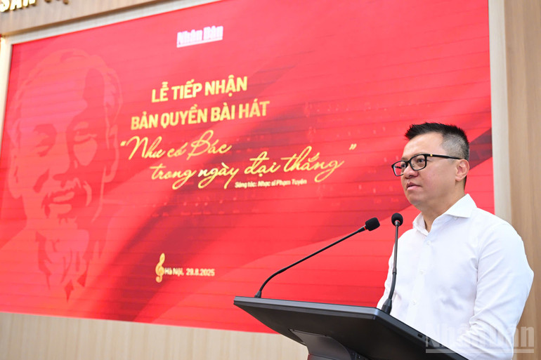 Tong Bien tap Le Quoc Minh phat bieu tai su kien.
