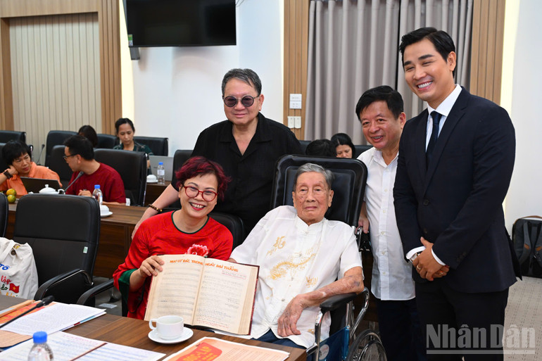 Cac nhac si Do Hong Quan, Duc Trinh va MC Nguyen Khang chup anh luu niem cung nhac si Pham Tuyen va con gai.