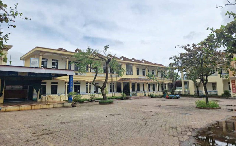 The 2-storey classroom block at Dinh Ban Primary School has its roof blown off and is waiting for the government to arrange funds for repairs. Photo: Tran Tuan.