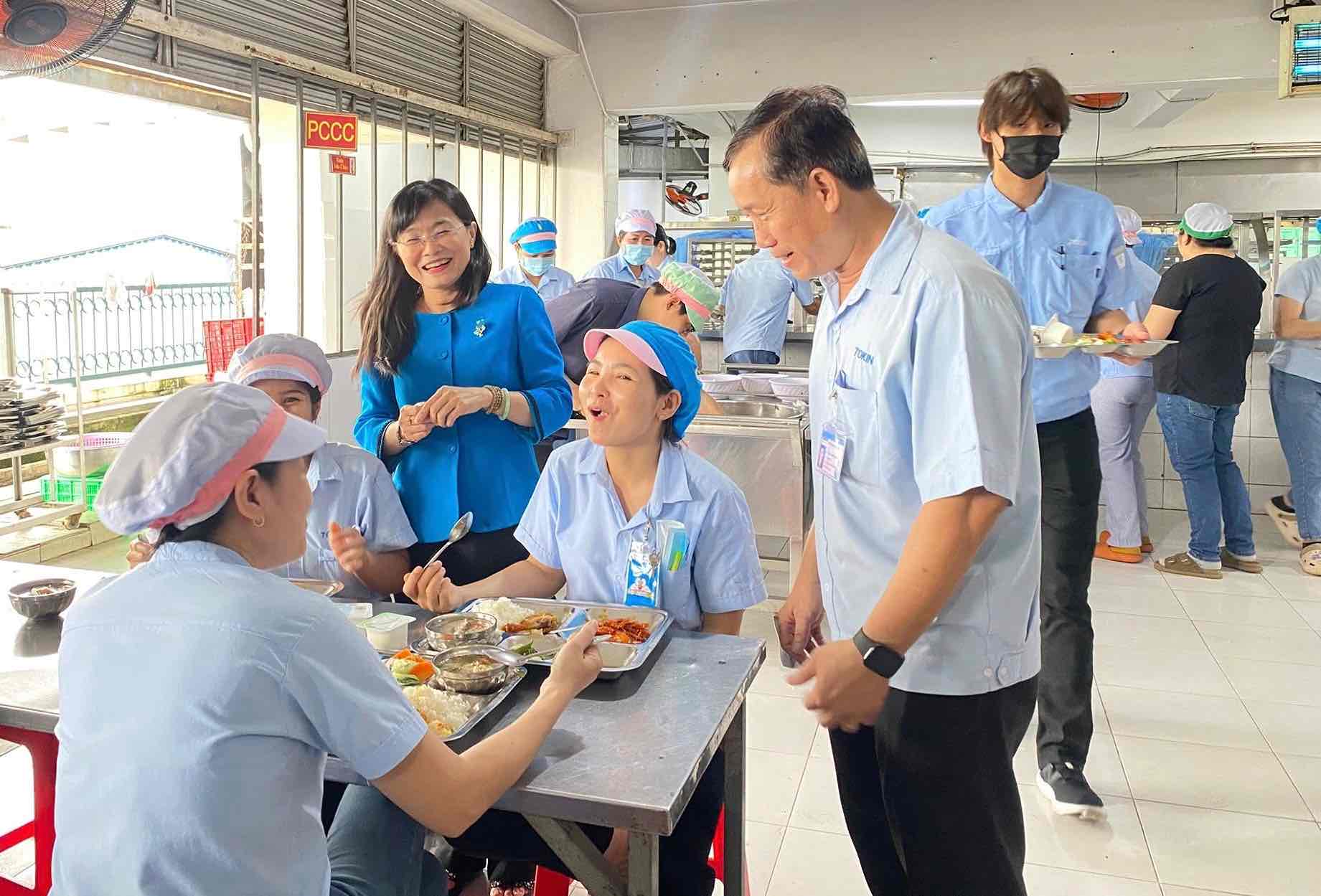 토킨 일렉트로닉스 베트남 유한회사 노동조합은 조합원과 노동자를 위한 노동조합 점심 식사를 조직합니다. 사진: 푸통