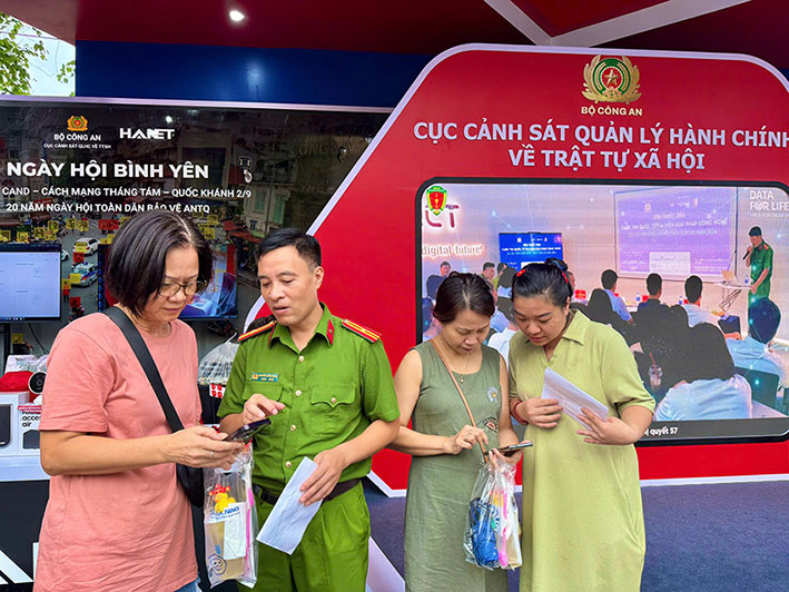 Để tránh bị lừa đảo, người dân cần qua các kênh chính thống của cơ quan nhà nước, hệ thống ngân hàng, liên kết tài khoản an sinh xã hội trên VNeID. Ảnh: Q.Hương