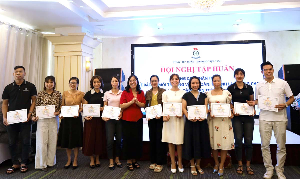 조직위원회는 베트남 노동총연맹의 인증서를 학생들에게 수여했습니다. 사진: 흥옌 노동조합