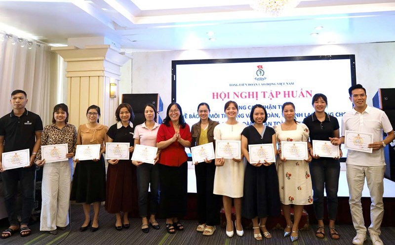 The Organizing Committee awarded certificates from the Vietnam General Confederation of Labor to the students. Photo: Hung Yen Trade Union
