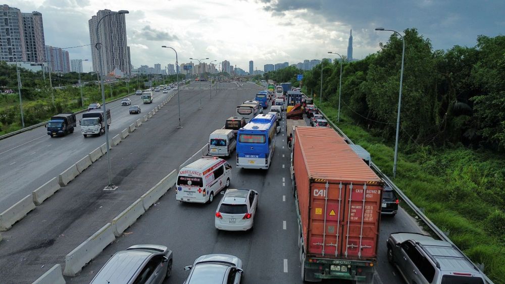 Dong xe keo dai hang km tu cao toc TPHCM - Long thanh - Dau Giay huong ve nut giao An Phu. Anh: Anh Tu