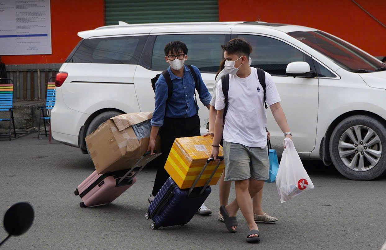 Nguoi dan linh kinh do ve que. Anh: Chan Phuc