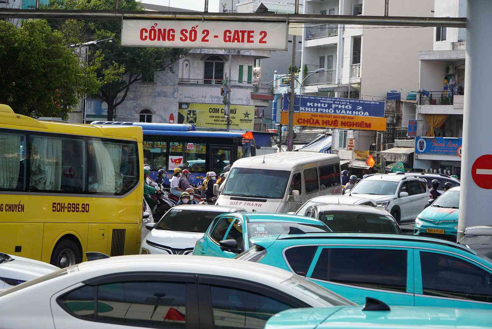 Khu vuc cong ben xe mien Tay xe ra vao tap nap. Anh: Chan Phuc
