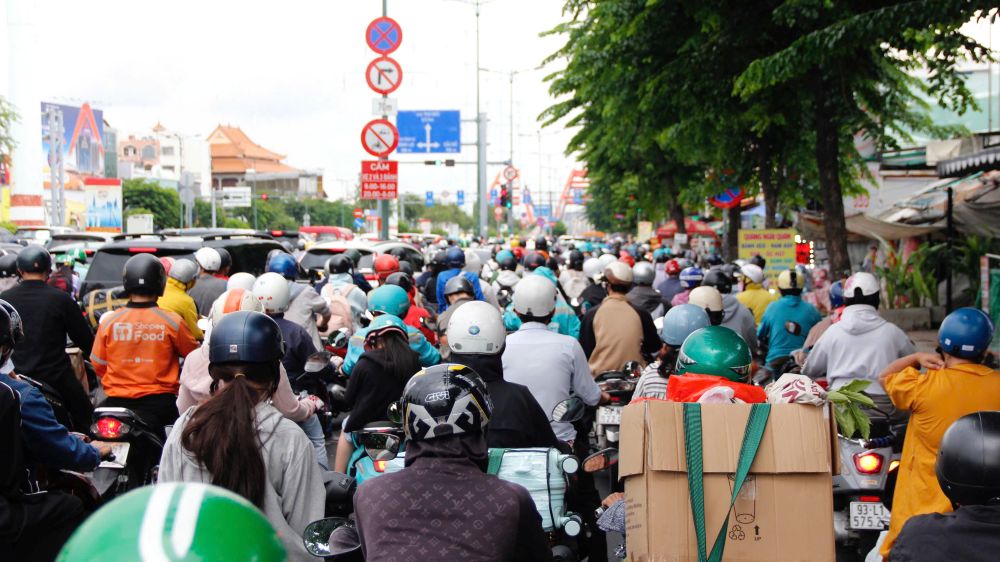Duong Pham Van Dong huong ve TP Thu Duc truoc day un u, xe di chuyen cham. Anh: Thai Bao