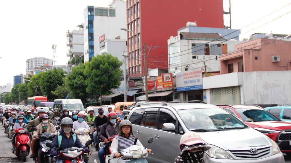 Quoc lo 13 huong ve cau Binh Trieu luong phuong tien kha dong, nguoi dan bat dau di chuyen ra ngoai thanh ve que. Anh: Thai Bao