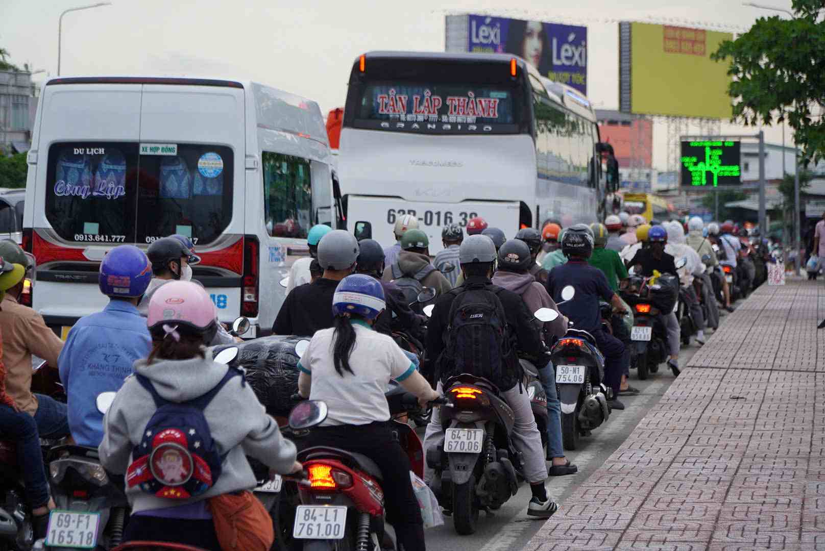 Khu vuc duong Kinh Duong Vuong xe dong, di chuyen cham. Anh: Chan Phuc