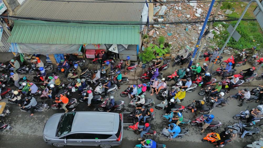 Nut giao My Thuy va duong Dong Van Cong (TP Thu Duc truoc day) xe container keo dai hang km. Anh: Anh Tu