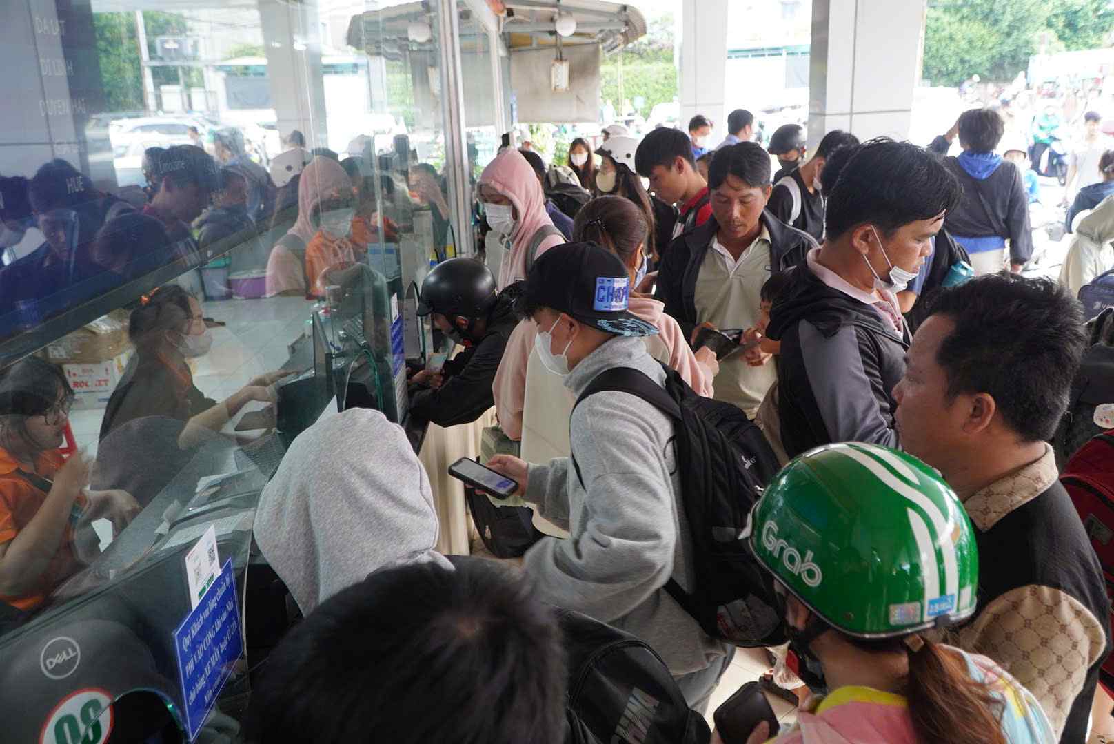 Ghi nhan tai ben xe mien Tay dong duc nguoi dan ra mua ve ve que nghi le 2.9. Anh: Chan Phuc