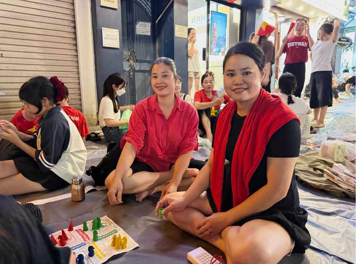 Chi Thoa cung ban be mong cho toi le tong duyet dieu binh, dieu hanh A80. Anh: Phuong Anh