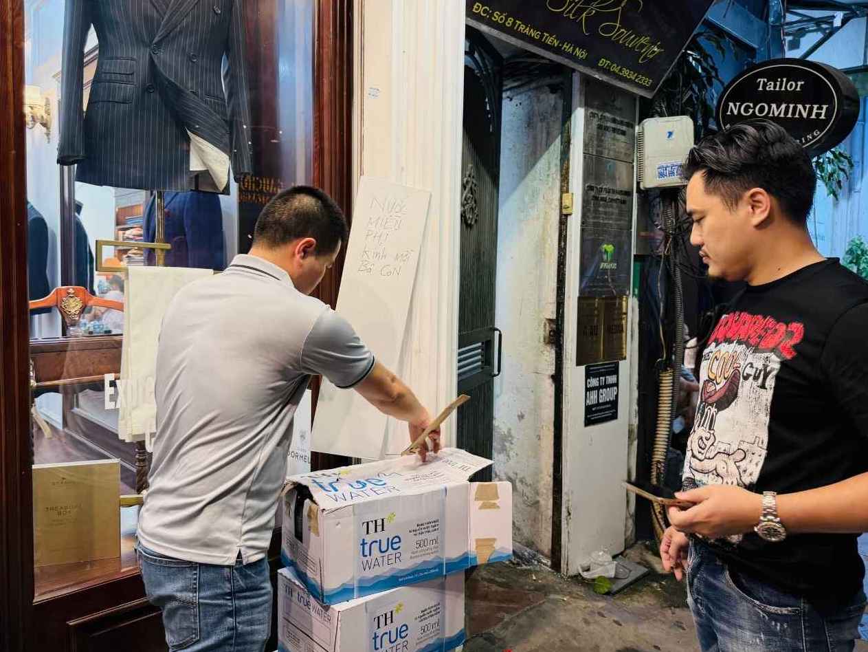 Nguoi dan ho tro nuoc uong, mo cua WC cho nguoi cho xem tong duyet dieu binh. Anh: Phuong Anh