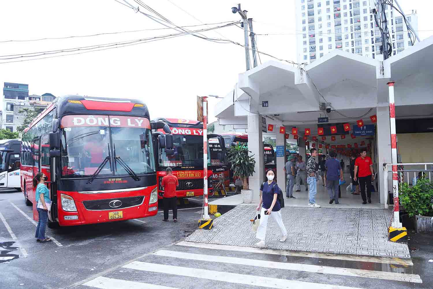Ben xe Giap Bat chua dong duc trong chieu 29.8. Anh: Song Huu