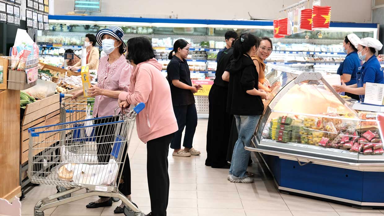 Suc mua tai sieu thi Co.op Mart Can Tho bat dau tang dan nhung ngay can le. Anh: My Ly