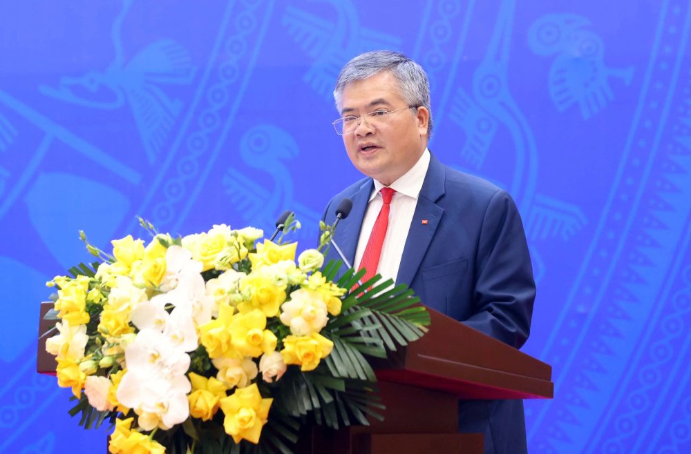 Ong Can Dinh Tai - Pho Chu nhiem Van phong Chu tich nuoc, Tro ly Chu tich nuoc. Anh: Ai Van