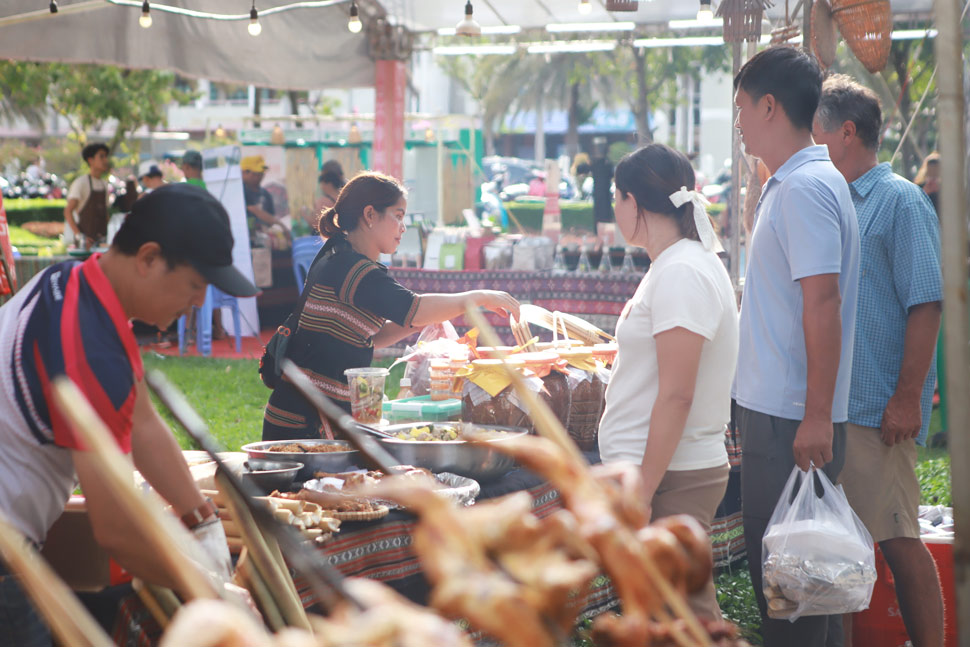 Mon ga nuong com lam thu hut thuc khach. Anh: Hoai Phuong
