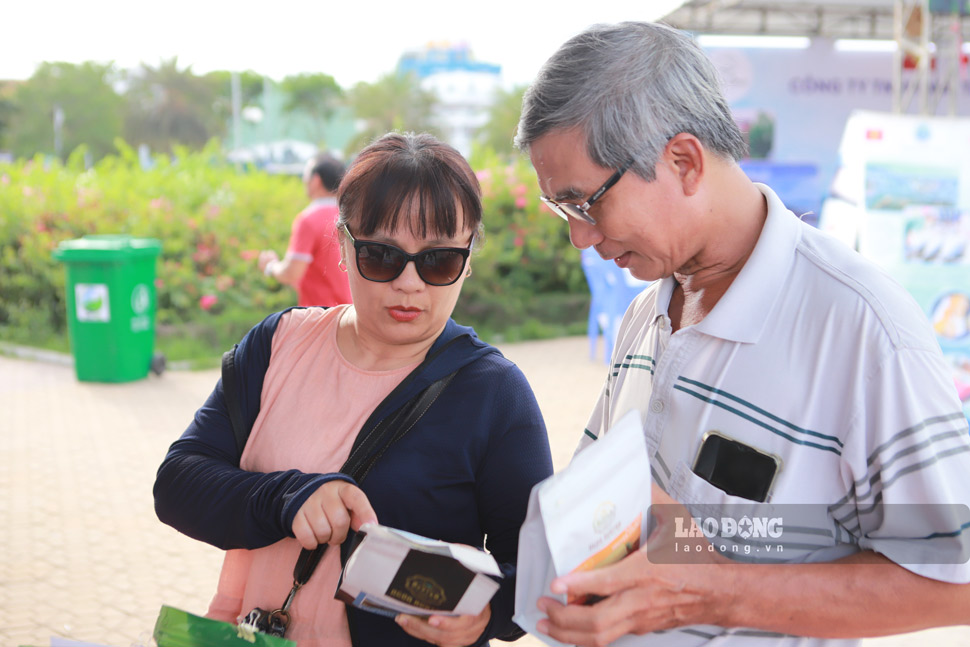 Nguoi mua cac san pham OCOP, lang nghe. Anh: Hoai Phuong