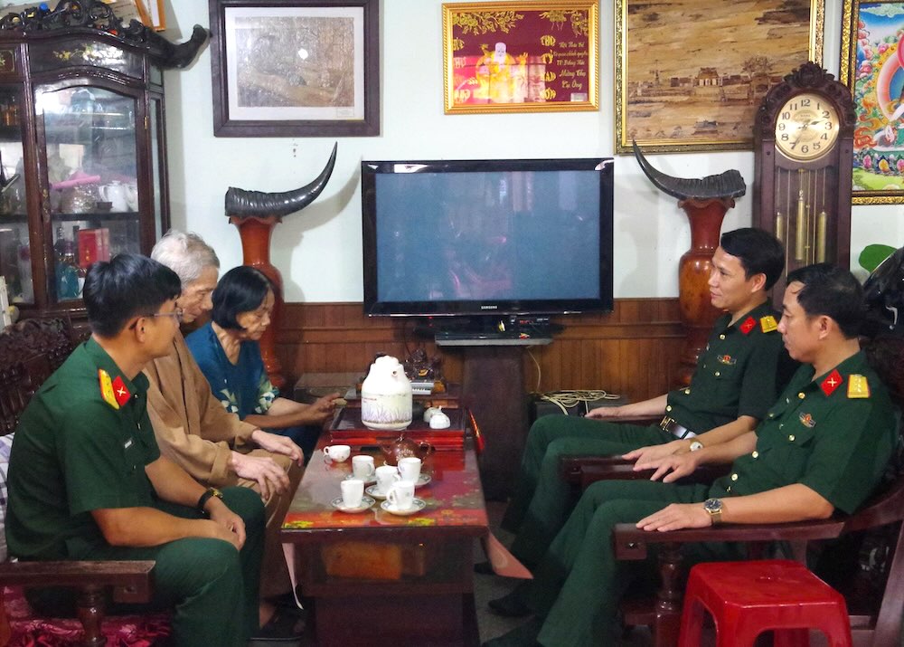 Representants de la region militaire 4 rendent visite et encouragent les familles des soldats participant au defile militaire A80 dont le pere vient de deceder. Photo : Xuan Dien