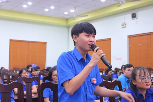 Muchos profesores hacen preguntas directamente a los expertos invitados a participar en la conferencia de capacitacion. Foto: Unidad proveedora