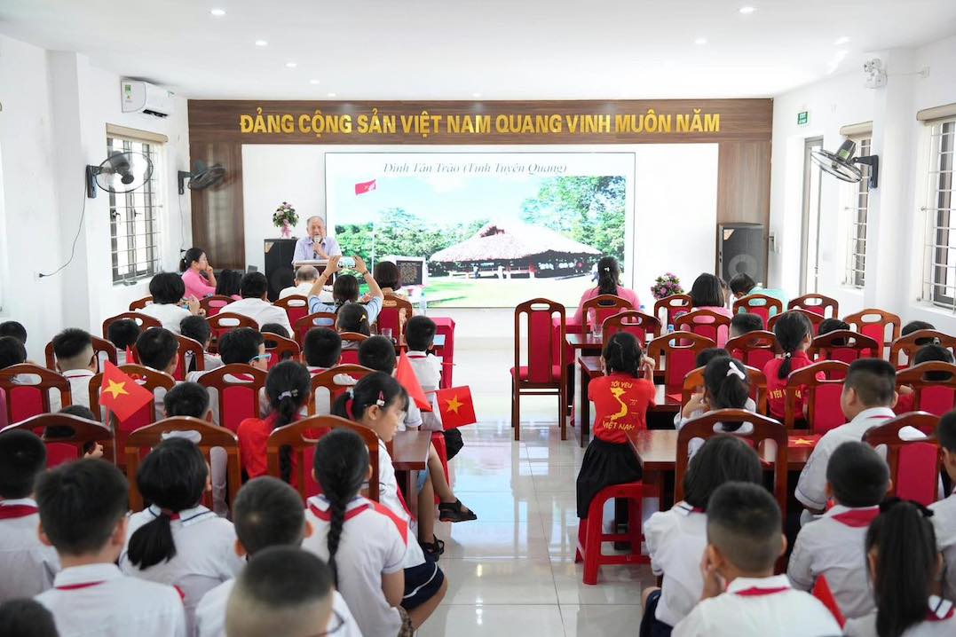 Hoc sinh Truong Tieu hoc Ngoc Chau cham chu lang nghe phan chia se ve lich su Cach mang Thang Tam va Quoc khanh 2.9. Anh: Phuong Hai Duong