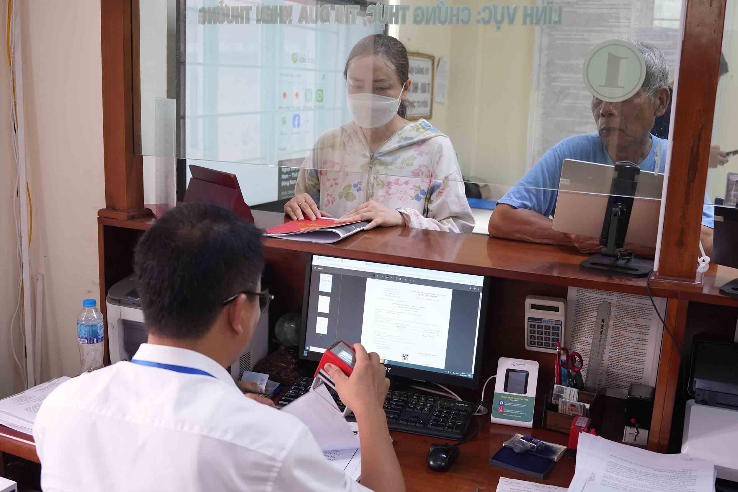 2025년 7월 초 다이모 동(하노이) 공공 행정 서비스 지점에서 행정 절차를 해결하기 위해 온 시민. 사진: 송흐우