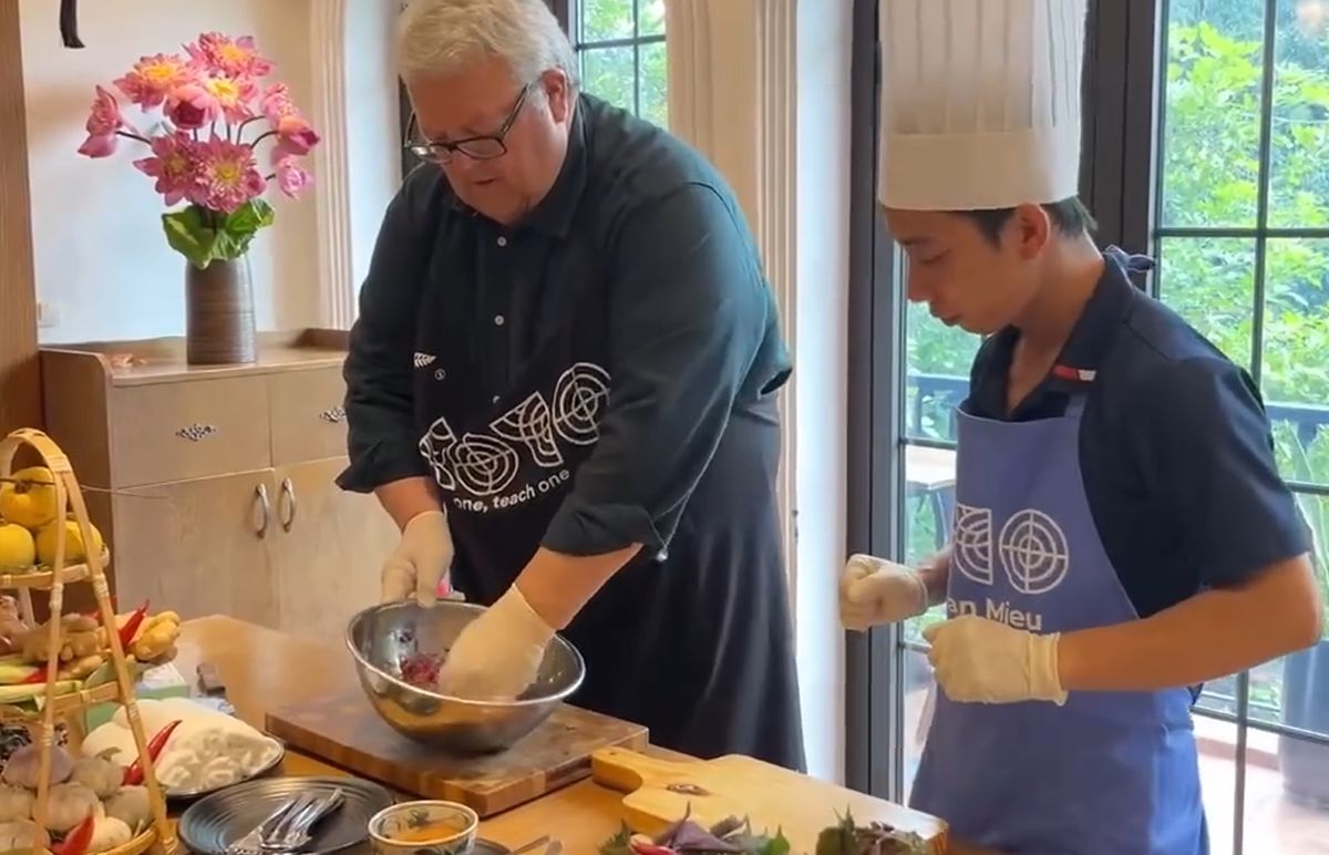 El presidente del Parlamento de Nueva Zelanda Gerry Brownlee hace carne de res cubierta de hojas de lot. Foto tomada del video Embajada de Nueva Zelanda