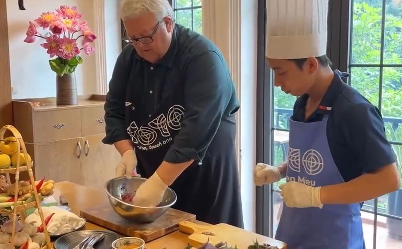 New Zealand National Assembly Chairman Gerry Brownlee makes beef rolling with betel leaves. Photo cut from video New Zealand Embassy