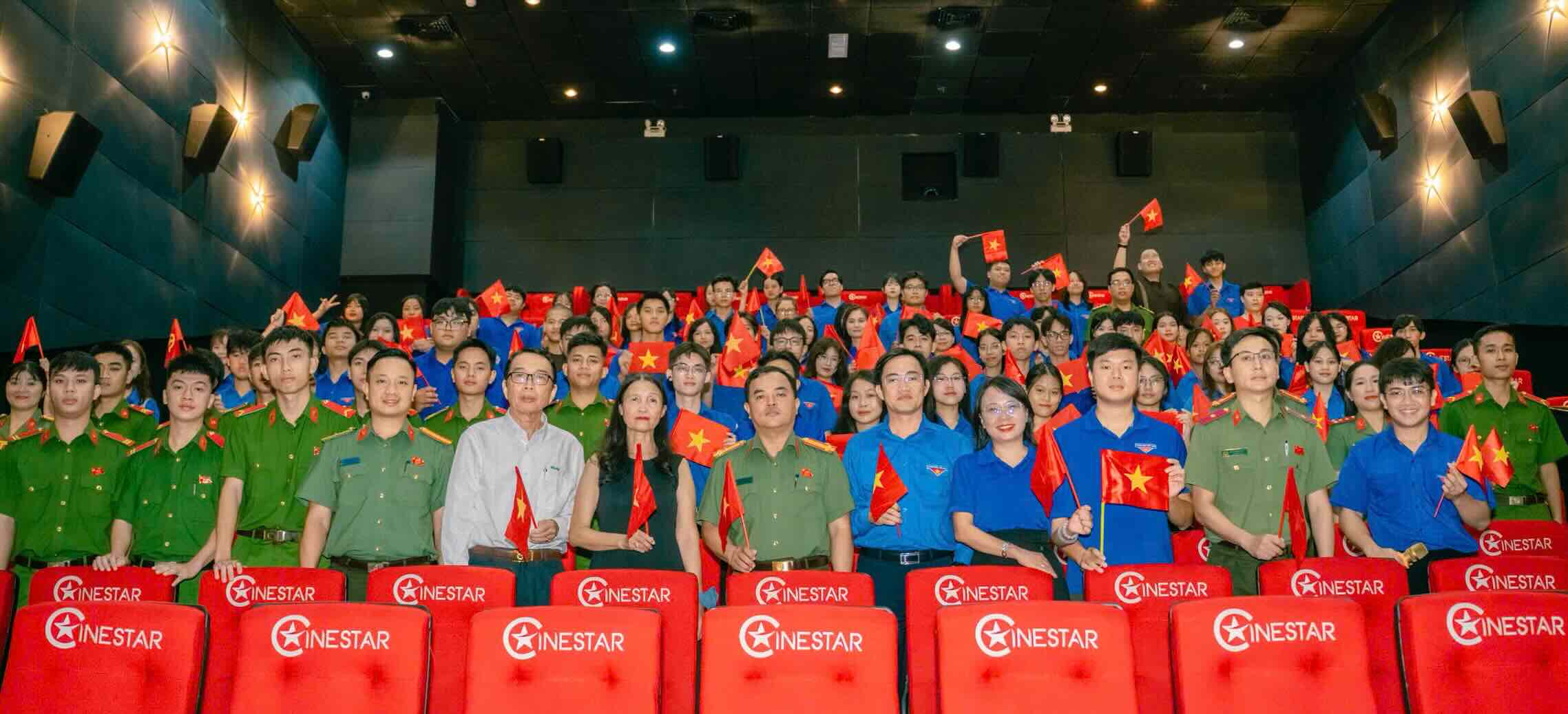 Union members and young people participate in political activities through the film "Red Rain". Photo: Thanh Thien.