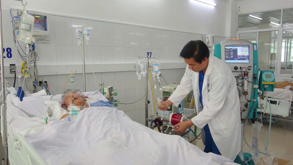 Bac si tham kham benh nhan trong luc dieu tri. Anh: Benh vien Da Nang