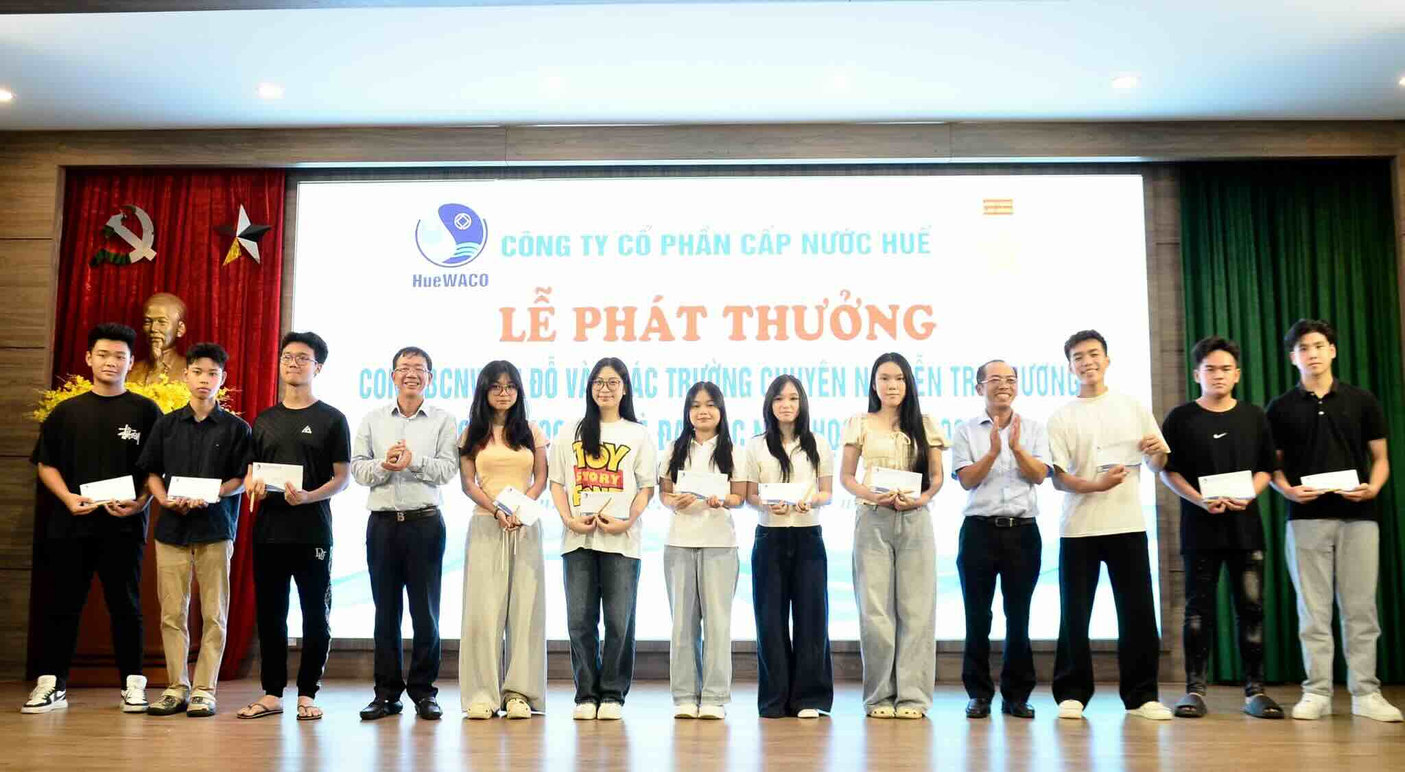 우수한 학업 성적을 거둔 간부 조합원 자녀 노동자에게 상을 수여하는 간부를 표창합니다. 사진: 하미.