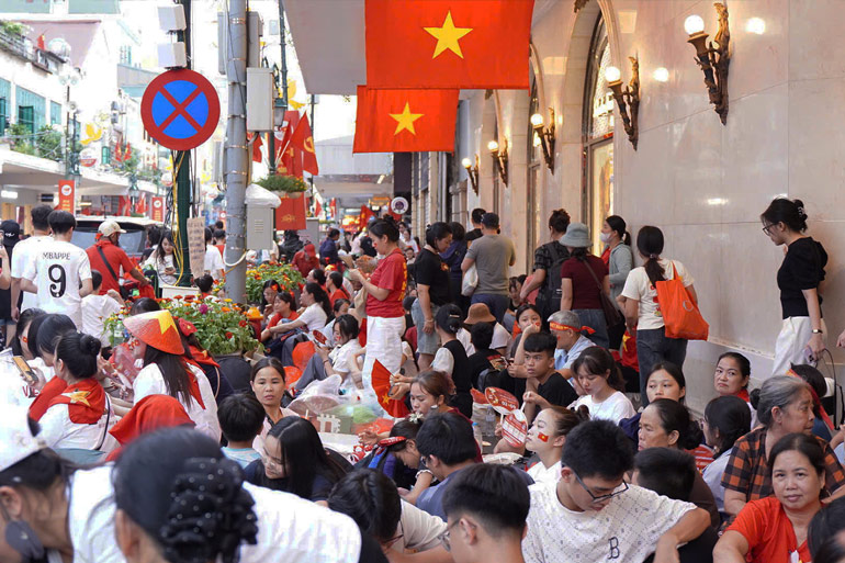 Theo ghi nhan cua PV, vao khoang 18h hom nay, tai khu vuc pho Trang Tien giao voi pho Dinh Tien Hoang, hang nghin nguoi dan tu khap noi do ve, chon cho minh vi tri dep de xem dieu binh. Anh: Linh Trang - Trang Anh