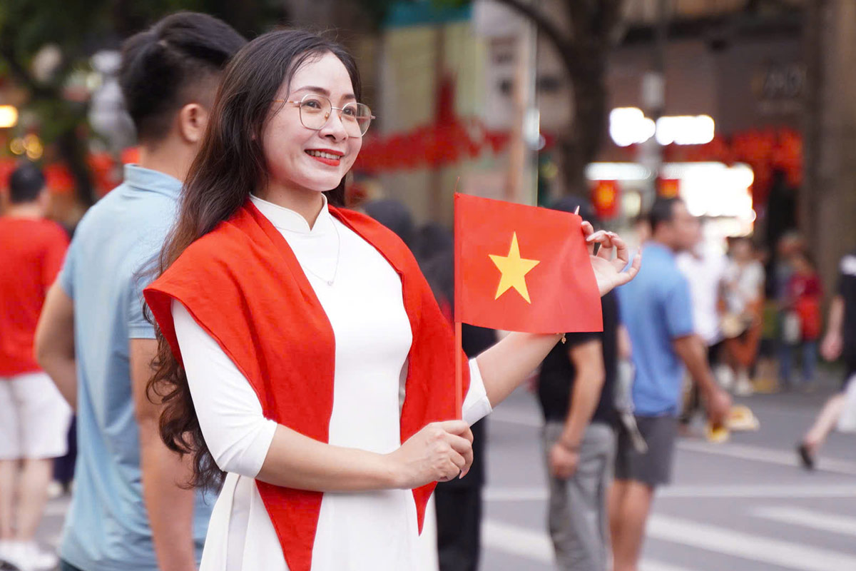 Nhieu nguoi dan tranh thu den som de luu lai cac buc anh dep. Anh: Linh Trang - Trang Anh.