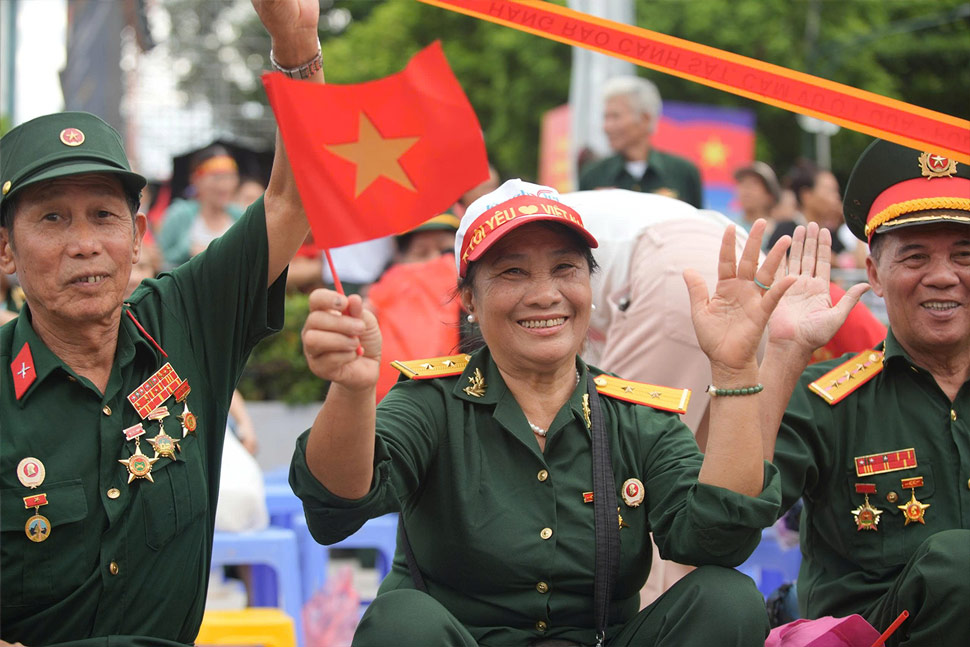 Nhieu cuu chien binh khong giau duoc su vui mung khi duoc ho tro nhiet tinh. Anh: Hoai Nam