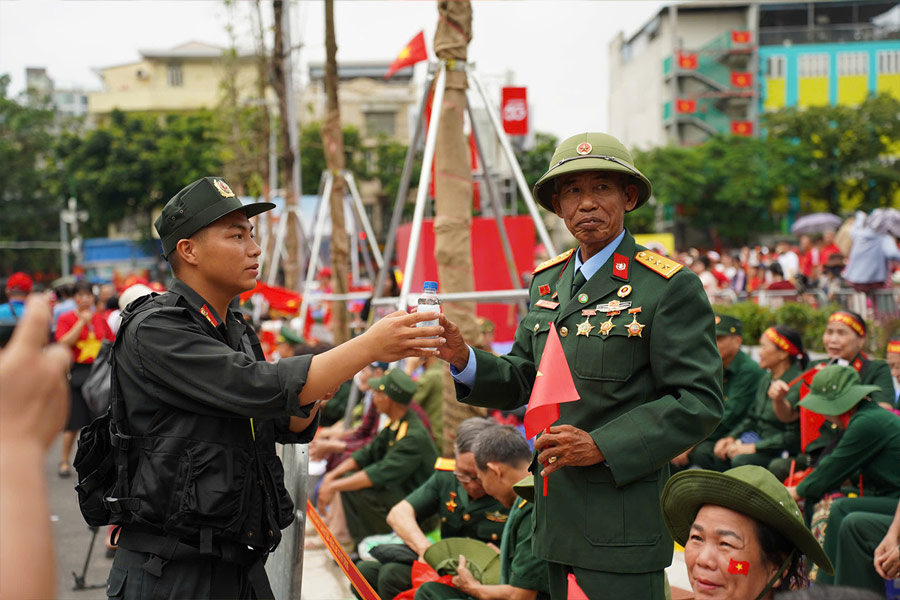 Cac cuu chien binh duoc ho tro nuoc uong mien phi. Anh: Hoai Nam