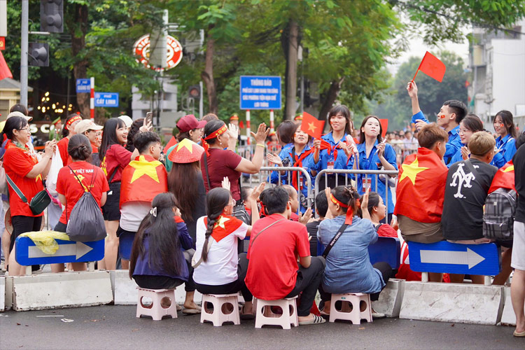 Tinh nguyen vien bat nhip hat de khuay dong xua tan khong khi met moi sau mot dem cua nguoi dan. Anh: Vu Linh