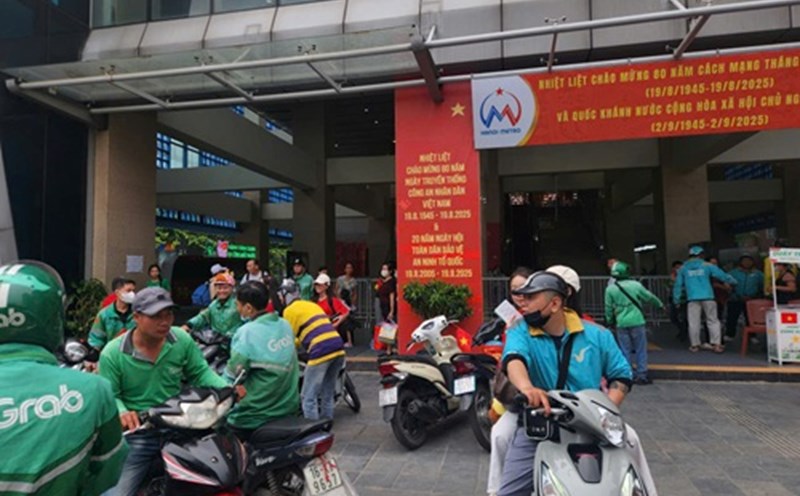 Motorbike taxi and parking services all increased in price before the general approval ceremony. Photo: Minh Hanh